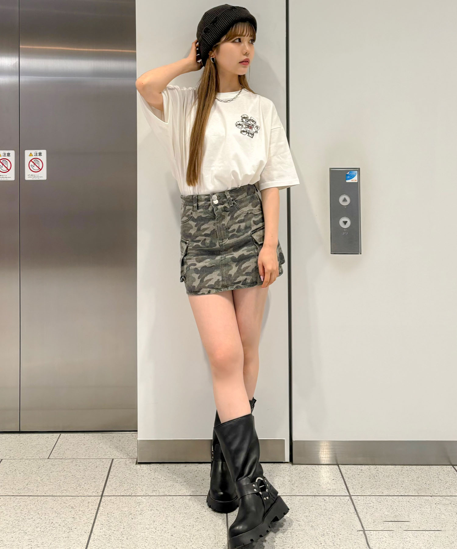 『PIRAKO×SPINNS』 Tシャツ WALKGIRL コーデ1