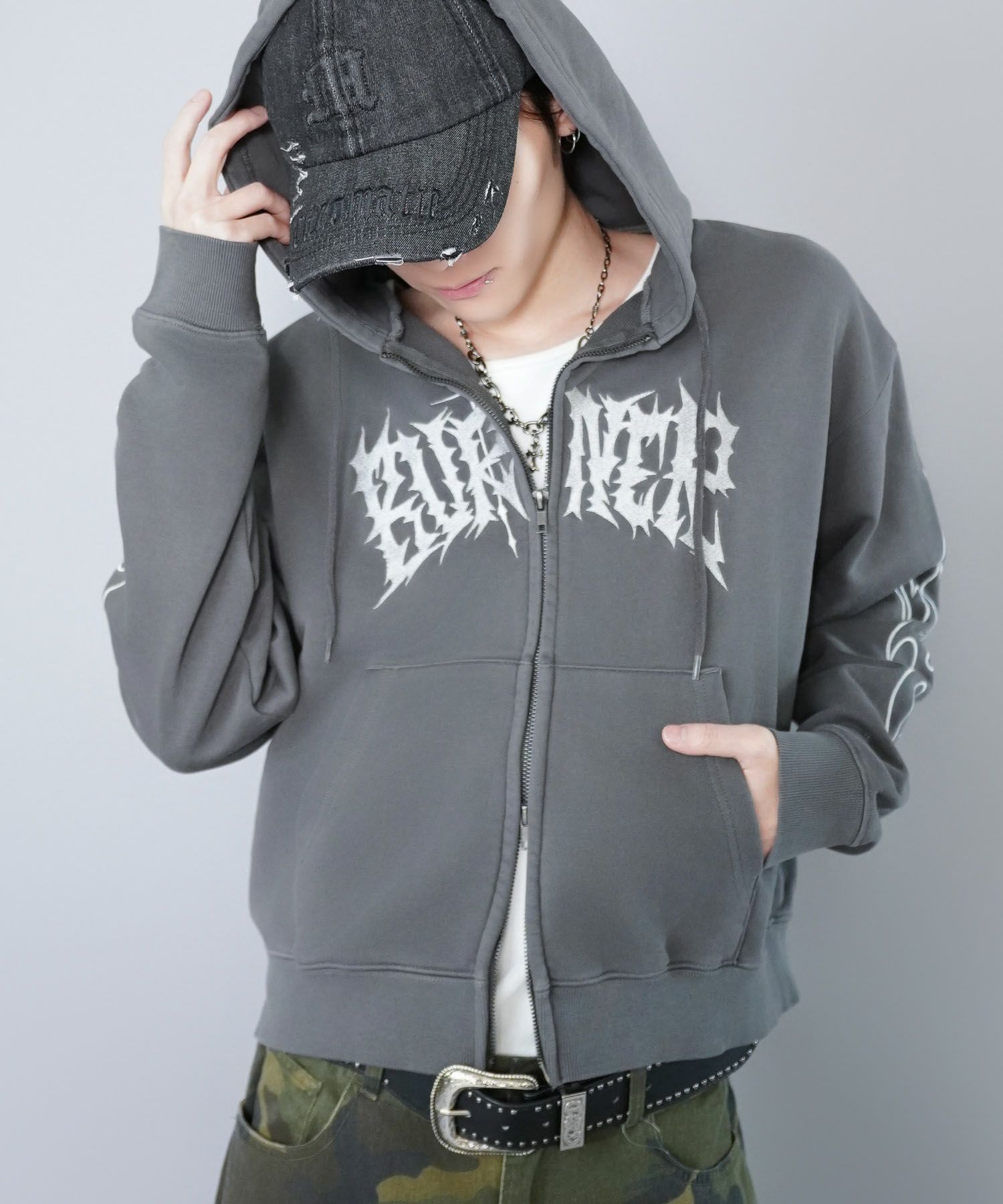 短丈ダブルジップパーカー/グランジ/刺繍袖ロゴ/ショート丈 | SPINNS