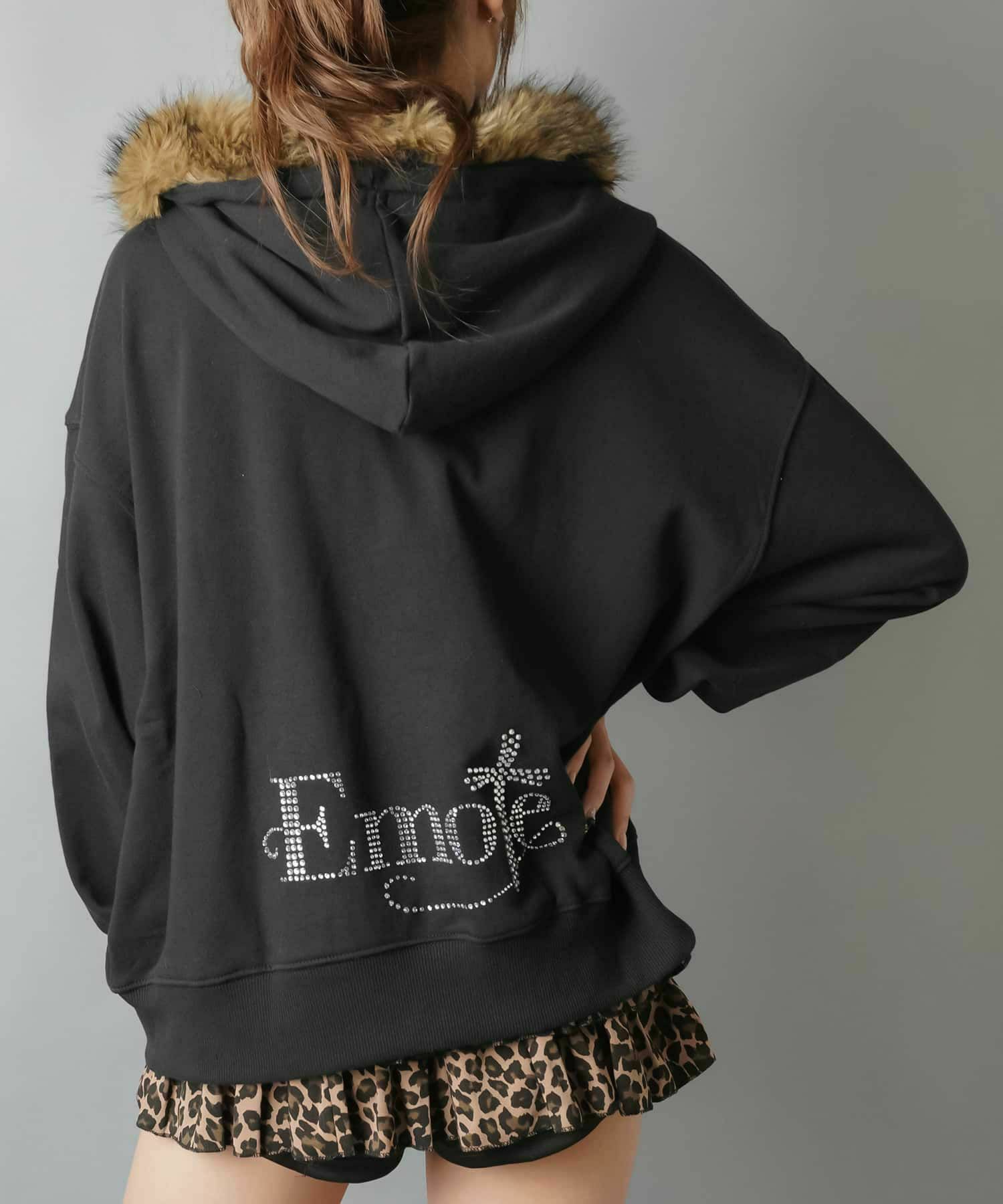 ふわふわのファー付きフードが秋冬にぴったり！裏毛ジップパーカー