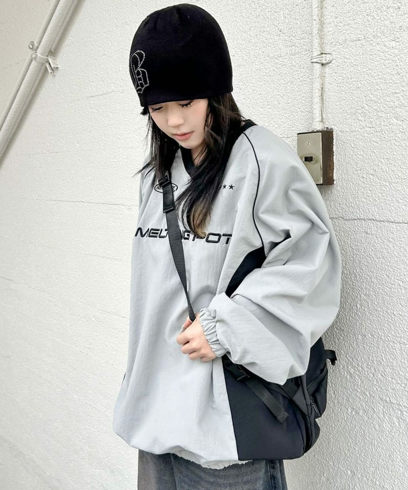 Stone  ニット帽 グレー ロゴ付き Stone Island ニット帽 グレー ロゴ付き